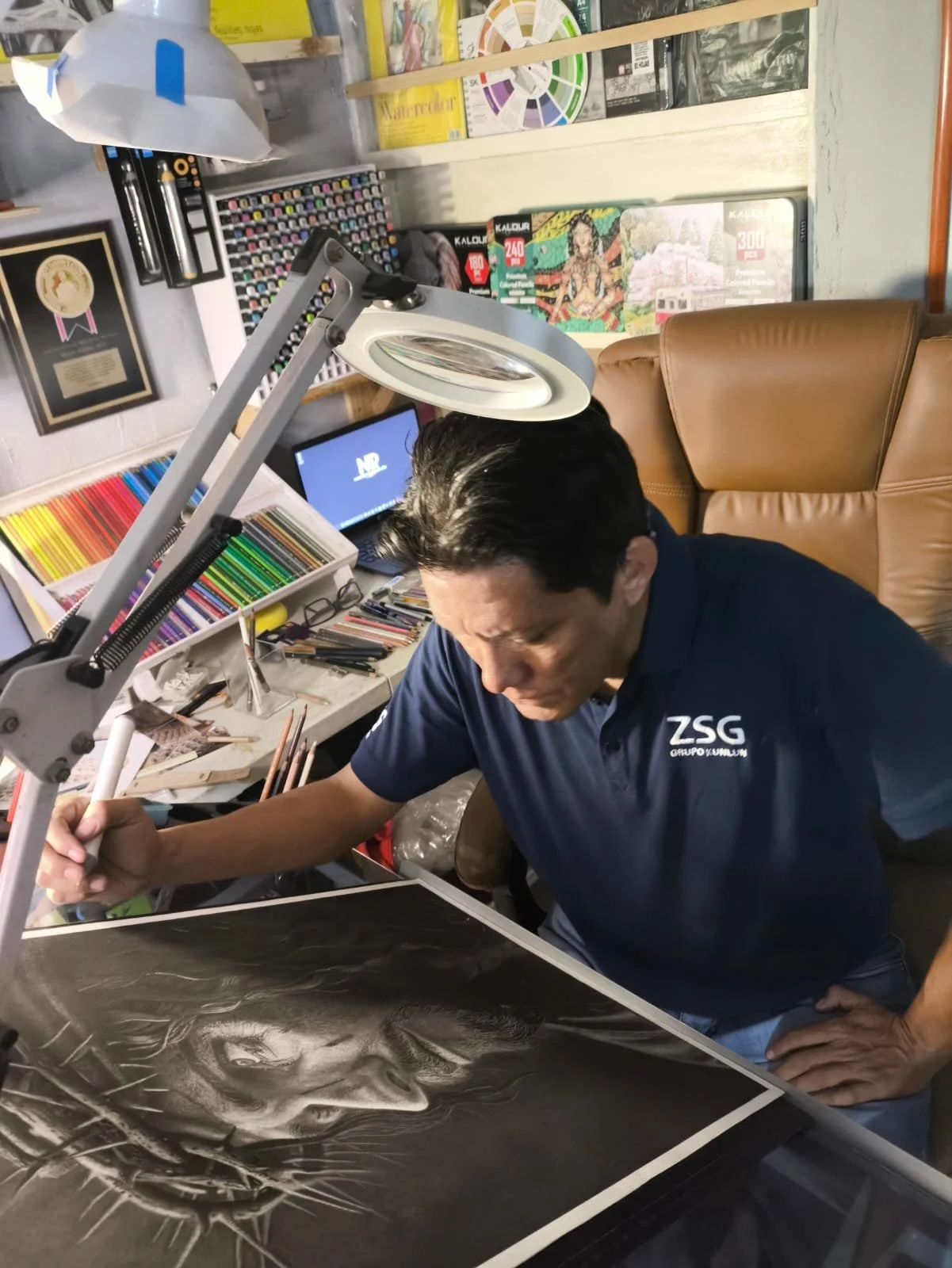 Martin Rebolledo trabajando en el estudio